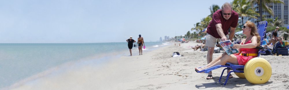 Mulher no Beach , sentado em um Joy no Beach Cadeira de rodas