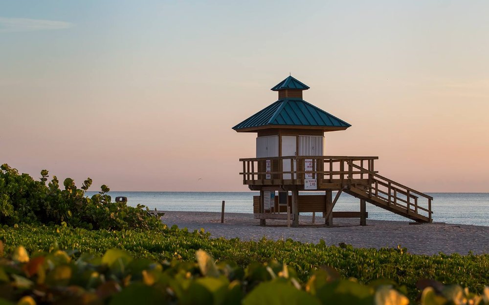 Sunny Isles Beach夕暮れ時にライフガードスタンド