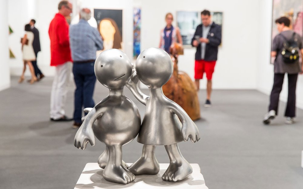 La scultura in argento della Marlborough Gallery di una coppia che racconta segreti