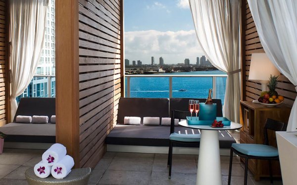 从 EPIC 的泳池小屋欣赏海湾美景 Hotel