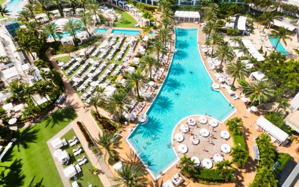 Vue aérienne de la piscine à Fontainebleau Miami Beach