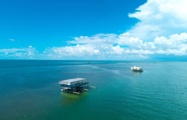 Vista aerea delle case di Stiltsville nel mezzo dell'oceano