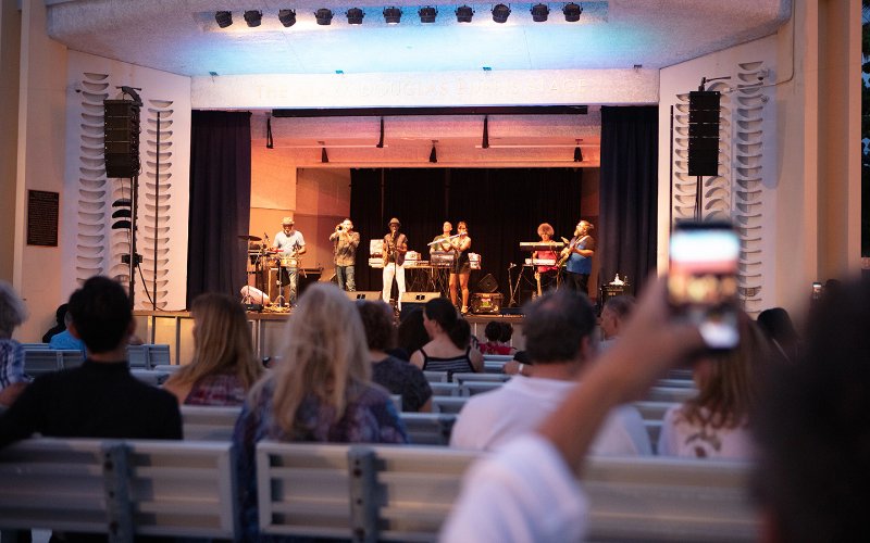 Miami Beach Pèfòmè etap Bandshell la ak odyans lan