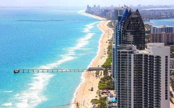 Vue aérienne de Sunny Isles Beach et jetée