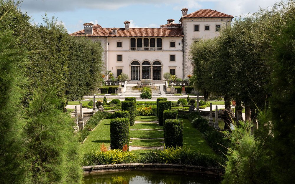 穏やかな景色 Vizcaya Museum & Gardens 緑豊かな庭園から、緑豊かな木々に囲まれた歴史的な魅力の真髄を捉えます。