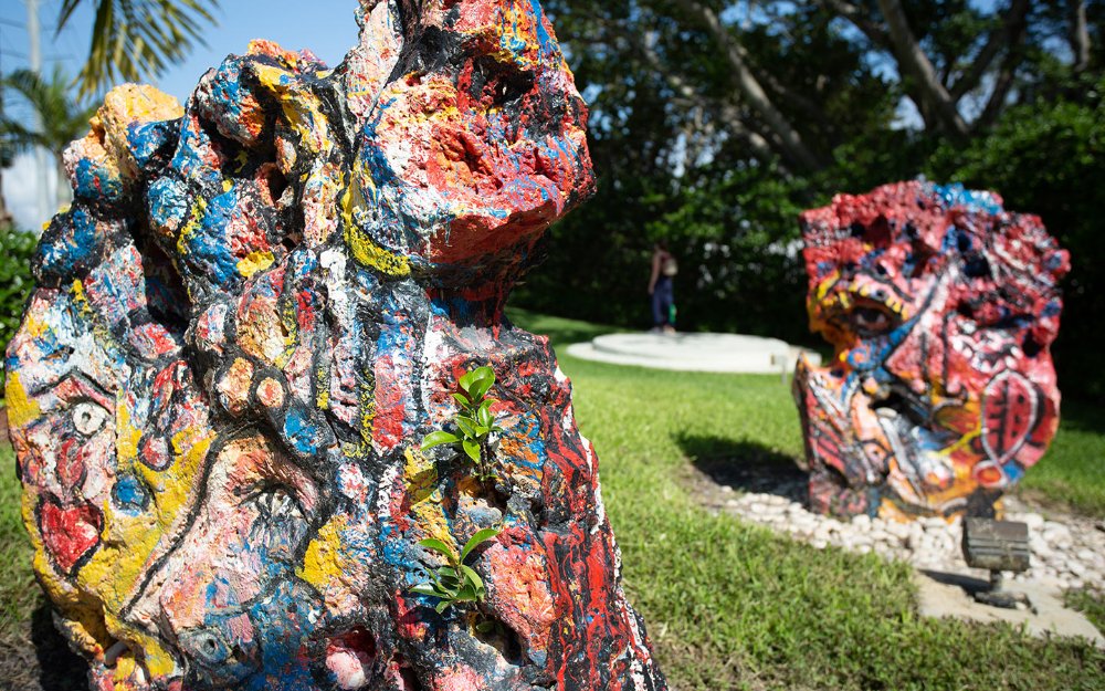 Cautivadoras esculturas expuestas en el Jardín de las Artes de Hialeah, rodeadas de exuberante vegetación y senderos