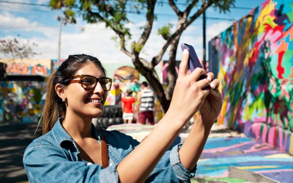 Dame prenant des photos de la Wynwood Walls
