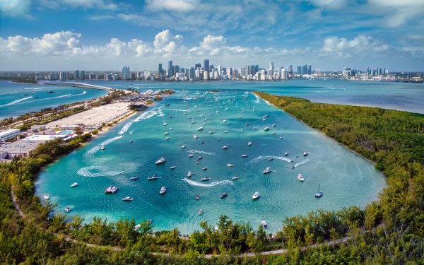 Luftaufnahme der Skyline von Downtown Miami und des Marine Stadiums von Key Biscayne