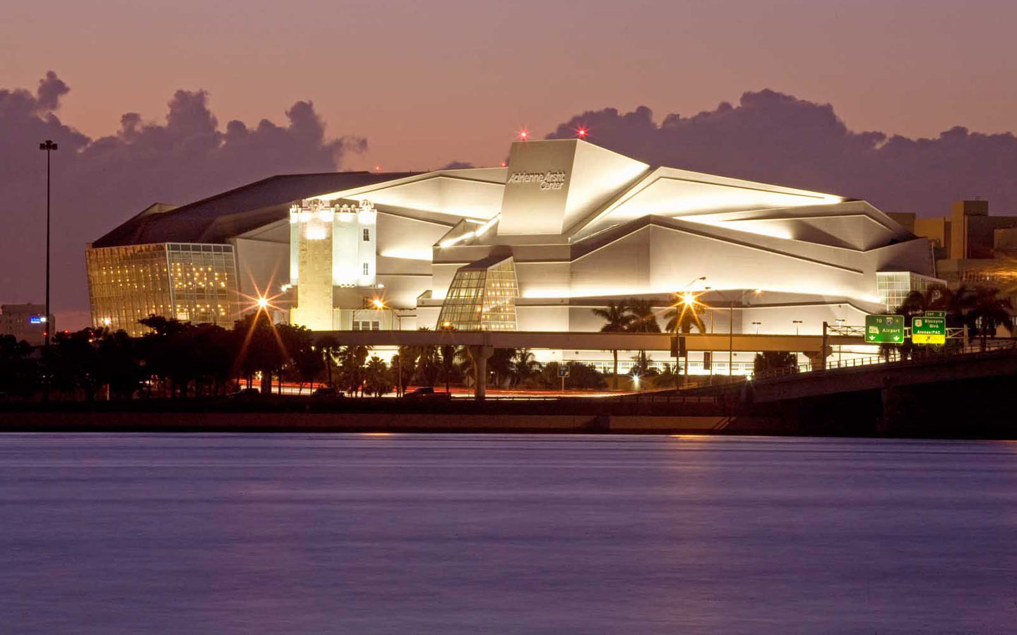 View Adrienne Arsht Center soti nan dlo a