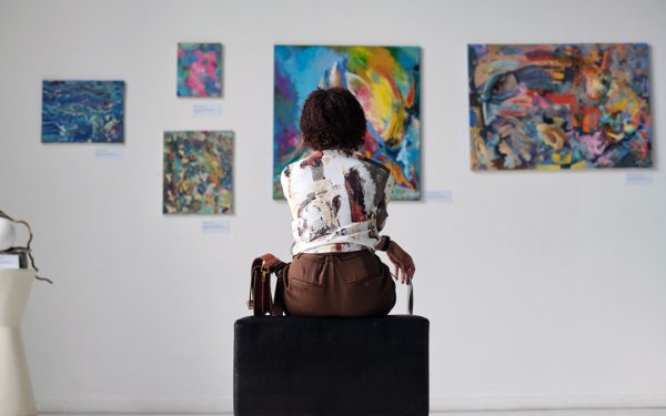 Femme admirant des tableaux