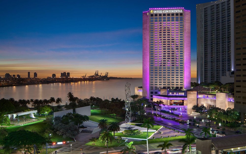 LED ekran dansè sou la InterContinental Miami bilding