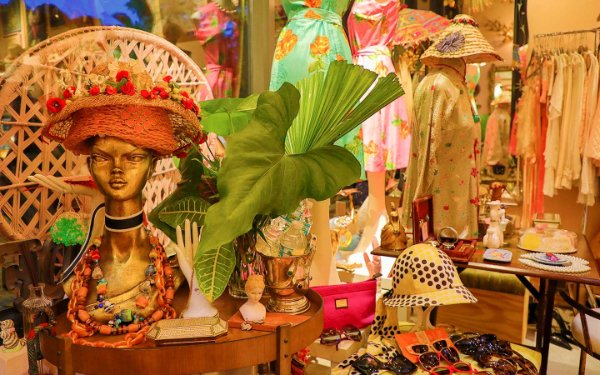 Kleidung, Hüte und Vintage-Artikel werden im House of Findings ausgestellt