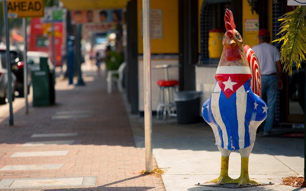 Little Havana sculpture de coq devant El Pub