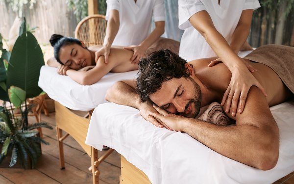 Paar erhält nebeneinander Massagen in einem Spa