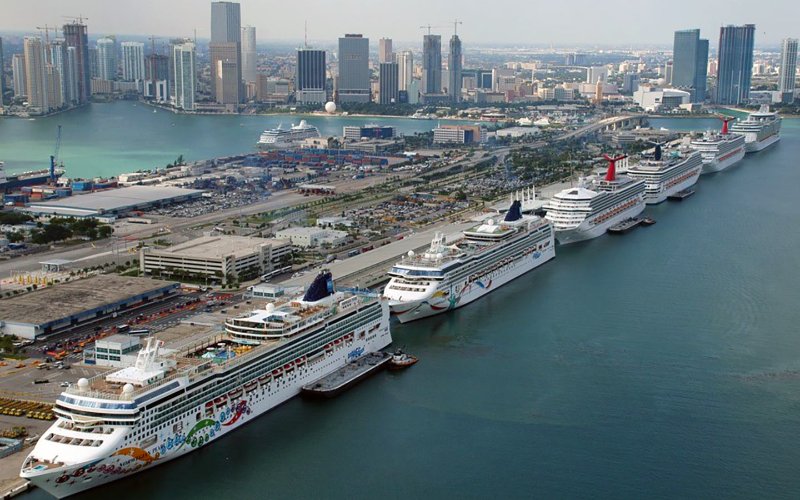Vista aérea de cruceros atracados en PortMiami