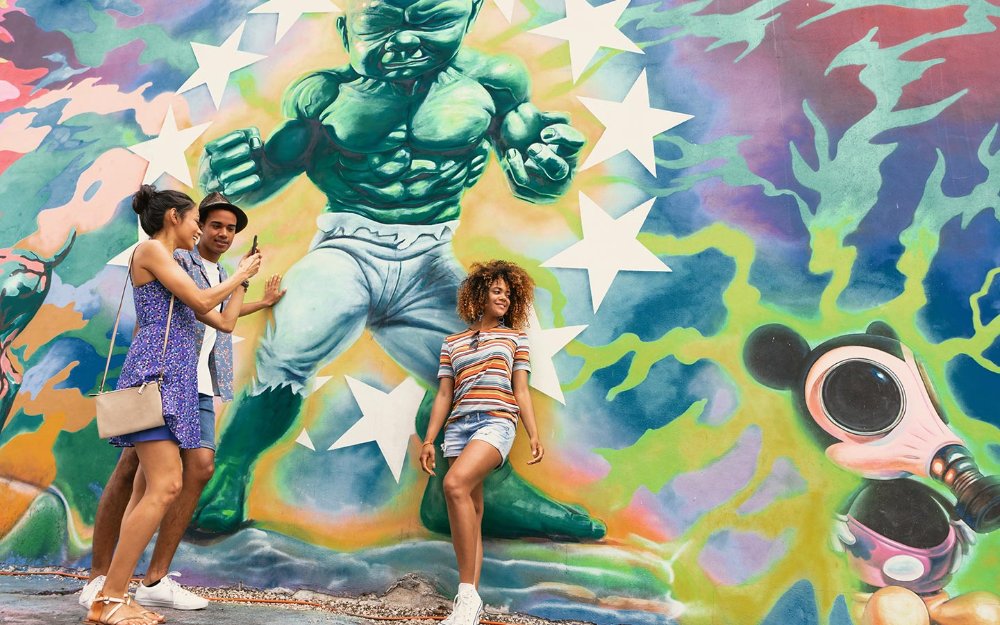 写真を撮る人々 Wynwood Walls 「リトルハルク」