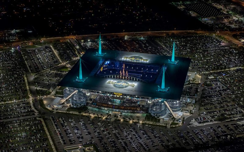 Hard Rock Stadium flèch lumineux nan mitan lannwit