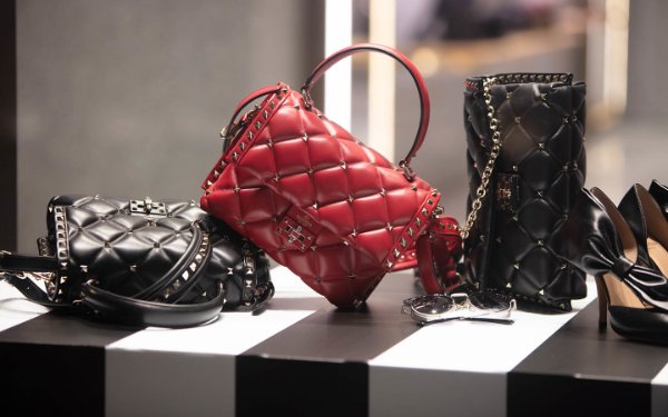 Chaussures et sacs à main affichés dans une vitrine de boutique dans le Miami Design District