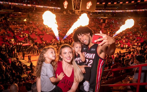 Familia en un juego de Miami Heat
