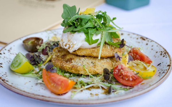 Fried tomat vèt burrata ak Fresh tomat ak gani, trè byen plake 