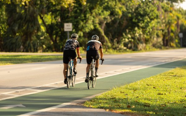 dos hombres, equitación, bikes, en Key Biscayne