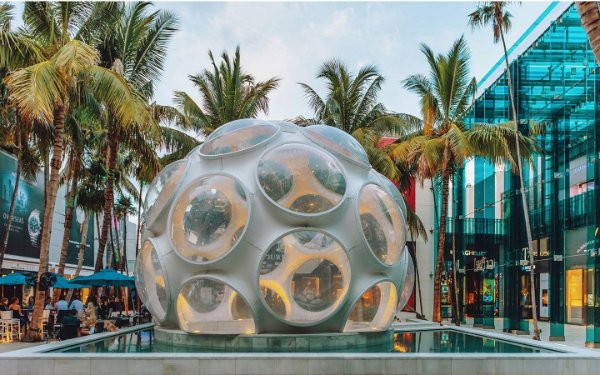 Fly's Eye Dome en el Design District de Miami, una sorprendente estructura geométrica con aberturas circulares que se destaca sobre un fondo moderno y brillante