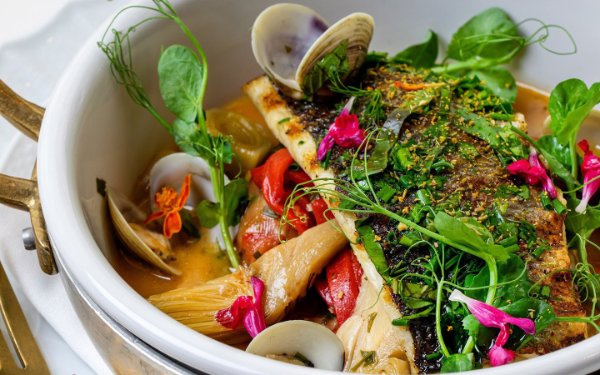 Taça de sabores exclusivos para Miami Spice da Fiola Miami mostrando Fresh ervas e guarnições
