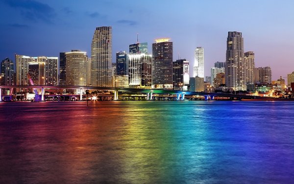 Skyline du centre-ville de Miami avec des couleurs arc-en-ciel LGBTQ reflétées sur la baie