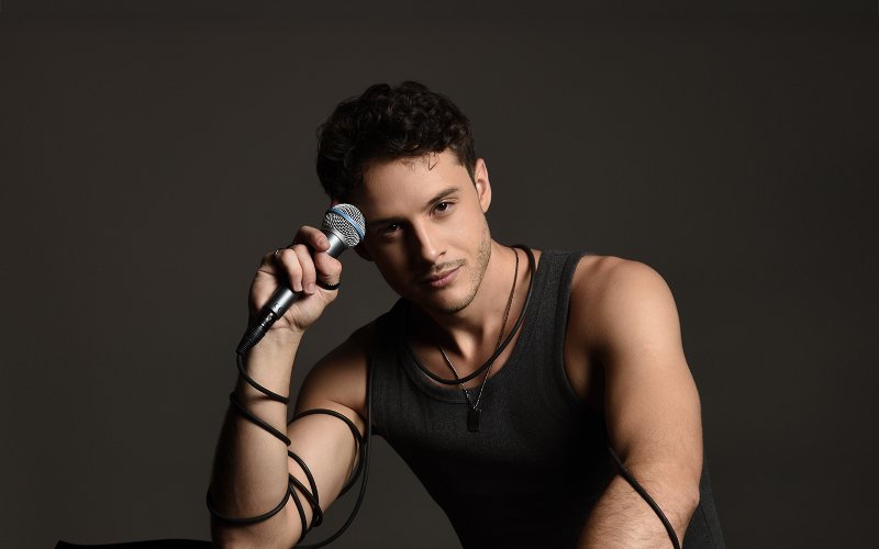 Alexander Zenoz segurando um microfone