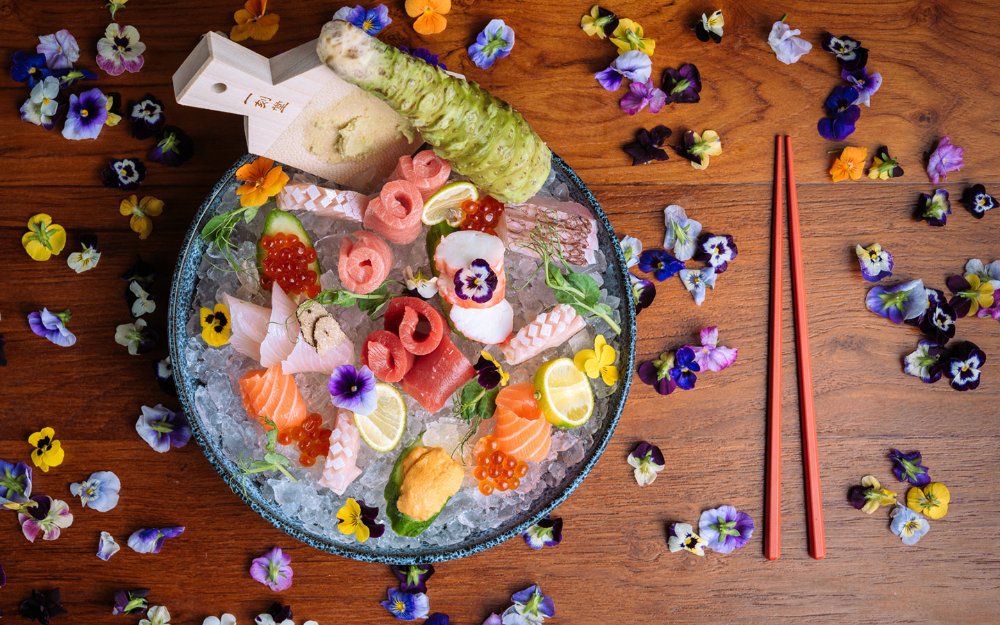 Komodo Nigiri Special mit bunten Stiefmütterchen bestreut