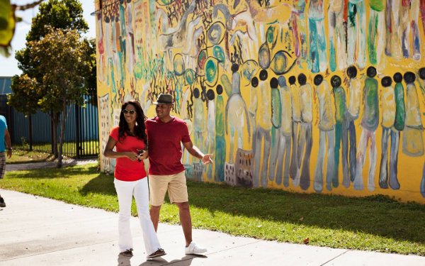 Couple se promenant par la fresque de Purvis Young à Overtown