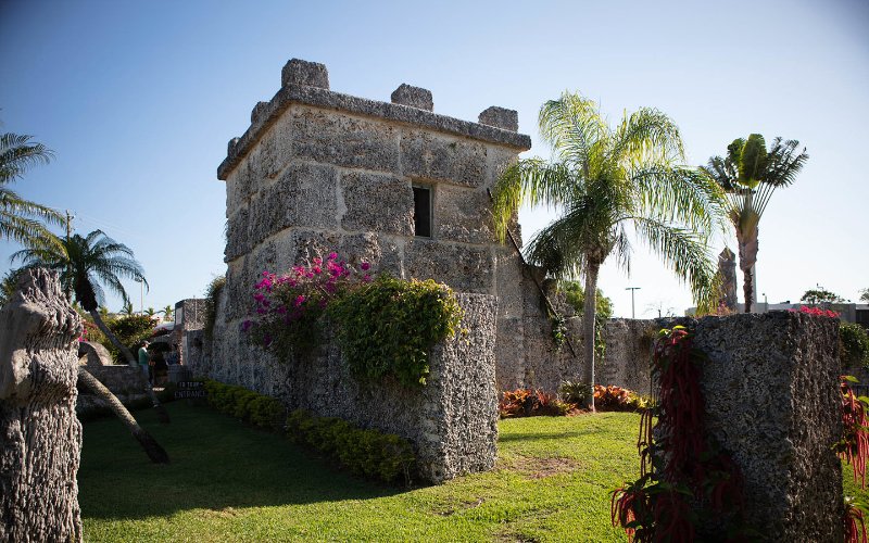 Coral Castle Tower, una struttura in pietra finemente scolpita da massicce rocce coralline