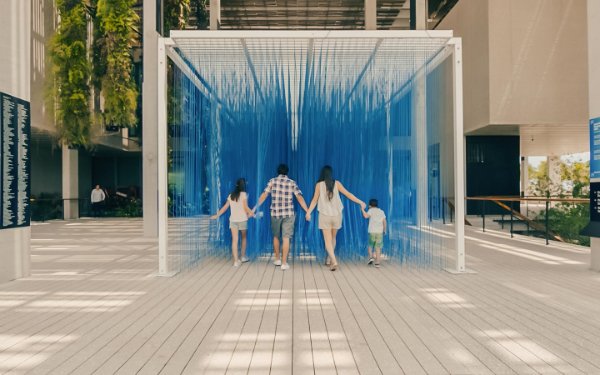 Familia entrando a la exposición de arte en el PAMM
